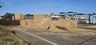 « AUX RONDS-POINTS ON Y VA POURTANT MOLLO »: À ARGENTAN, LA REMORQUE DE PAILLE S’ÉCROULE, LA SORTIE VERS FLERS PARALYSÉE