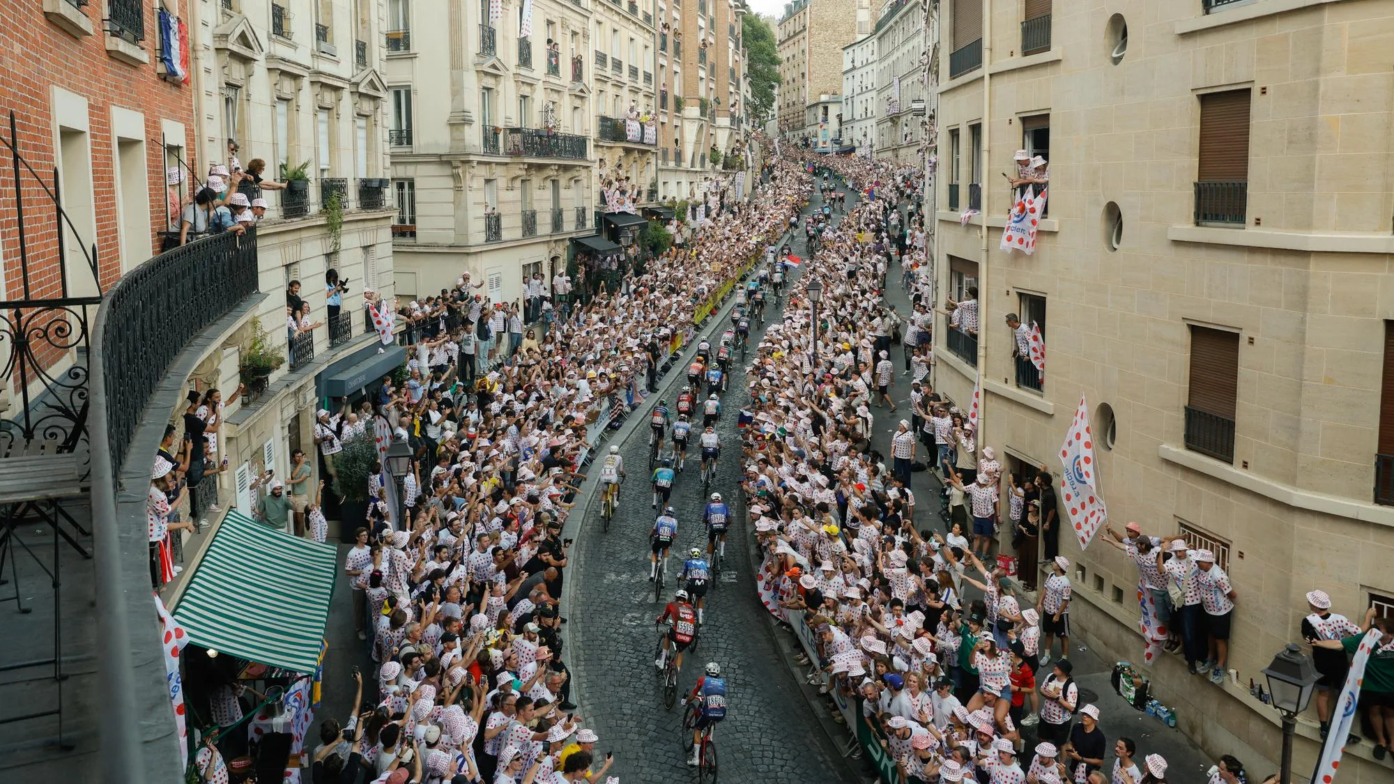 LE PASSAGE DU TOUR DE FRANCE À MONTMARTRE, UNE FOIS DE PLUS, A OFFERT DES IMAGES DINGUES