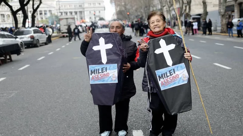 LES BONS RÉSULTATS ÉCONOMIQUES DU PAYS « NE NOUS SERVENT À RIEN »: LES ARGENTINS SONT DANS LA RUE, PAS POUR CÉLÉBRER LEUR ÉQUIPE DE FOOT MAIS POUR DÉNONCER LA « TRAGÉDIE DES FINS DE MOIS DIFFICILES »