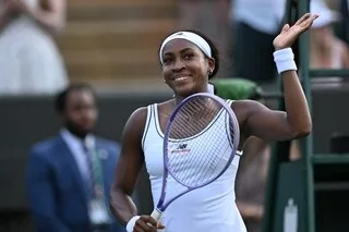 WIMBLEDON. COCO GAUFF QUALIFIÉE POUR LE DEUXIÈME TOUR APRÈS SON PREMIER SUCCÈS SUR GAZON DEPUIS DEUX ANS