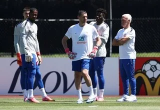 « VOUS MÉRITEZ DE CONNAÎTRE LE MEILLEUR » : L’ÉMOUVANT DISCOURS DE FRANCK RAVIOT, L’ENTRAÎNEUR DES GARDIENS DES BLEUS