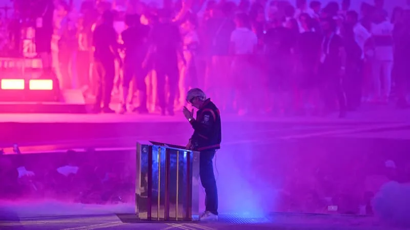 MORT DE KAVINSKY: LA PERFORMANCE DU DJ QUI AVAIT ENCHANTÉ LES JO 2024 GRÂCE À SA REPRISE DE « NIGHTCALL » AVEC ANGÈLE ET PHOENIX