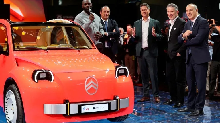 ELLE BAISSE LA TEMPÉRATURE SI VOUS PORTEZ UN PULL, ELLE MESURE LE STRESS DU CONDUCTEUR… AU MONDIAL DE L’AUTO, LA VOITURE DU FUTUR SE RÉINVENTE GRÂCE À L’INTELLIGENCE ARTIFICIELLE