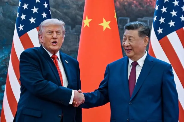 XI JINPING ACCUEILLE TRUMP À PÉKIN POUR UN SOMMET “DÉCISIF”