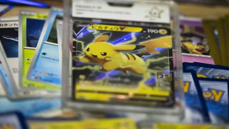 « TOUTES LES AUTRES VITRINES SONT INTACTES »: POURQUOI LES PILLEURS ONT CIBLÉ LES BOUTIQUES DE CARTES POKÉMON POUR LES VIDER EN QUELQUES MINUTES