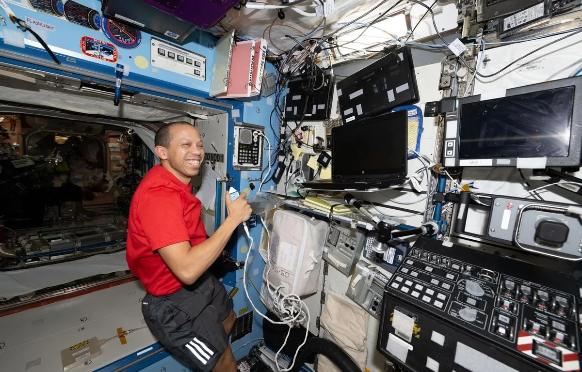 POURQUOI LES ASTRONAUTES DE L’ISS ONT PROBABLEMENT UNE MOINS BONNE CONNEXION INTERNET QUE VOUS