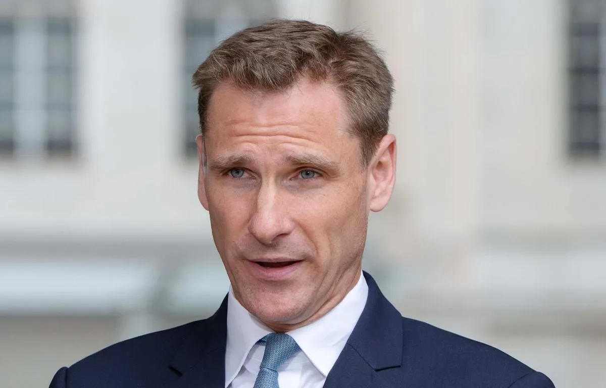 GROSSE COLÈRE D’UN DÉPUTÉ BRITANNIQUE APRÈS LES TIRS D’UN BATEAU MILITAIRE FRANÇAIS EN PLEINE INTERVIEW