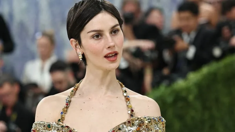 AVEC « DAUGHTER FROM HELL », GRACIE ABRAMS SE HISSE EN TÊTE DES CHARTS POUR LA PREMIÈRE FOIS DE SA CARRIÈRE