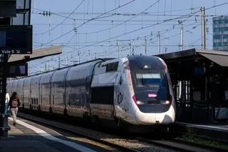 INCENDIE EN GIRONDE : LE TRAFIC FERROVIAIRE EST INTERROMPU AU SUD DE BORDEAUX, ANNONCE LA SNCF