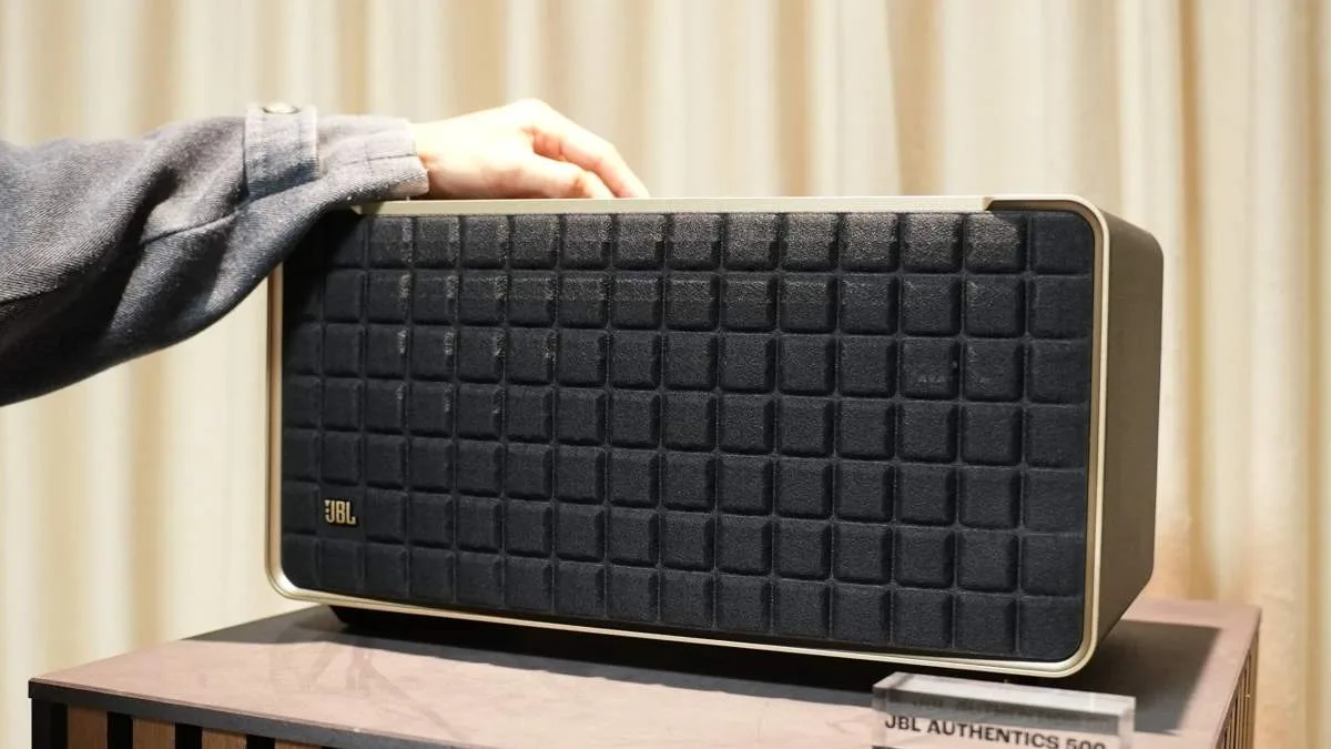 LA JBL AUTHENTICS 500, UNE ENCEINTE RÉSIDENTIELLE RÉTRO ET COMPATIBLE DOLBY ATMOS, S’ALLÈGE DE 250 €