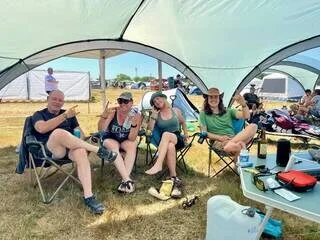« SI L’HÔTEL ÉTAIT OFFERT, J’IRAIS QUAND MÊME AU CAMPING » : LES PREMIERS FESTIVALIERS DU HELLFEST ONT PLANTÉ LEUR TENTE