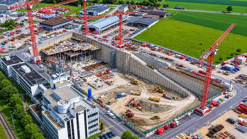 DANS CETTE FOSSE LONGUE COMME 2 TERRAINS DE FOOT, UNE ENTREPRISE SUISSE CONSTRUIT L’UNE DE PLUS GRANDES BATTERIES AU MONDE: ELLE POURRA STOCKER UNE QUANTITÉ COLOSSALE D’ÉLECTRICITÉ (POUR 210.000 FOYERS)
