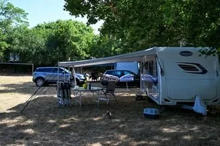 DES GENS DU VOYAGE S’INSTALLENT ILLÉGALEMENT DANS UN PARC D’ANGERS : « ON NE CHERCHE PAS À GÊNER »