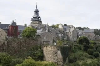 AVEC SES REMPARTS BIENTÔT MILLÉNAIRES, CE VILLAGE DES CÔTES-D’ARMOR INVITE À UNE PARENTHÈSE HORS DU TEMPS