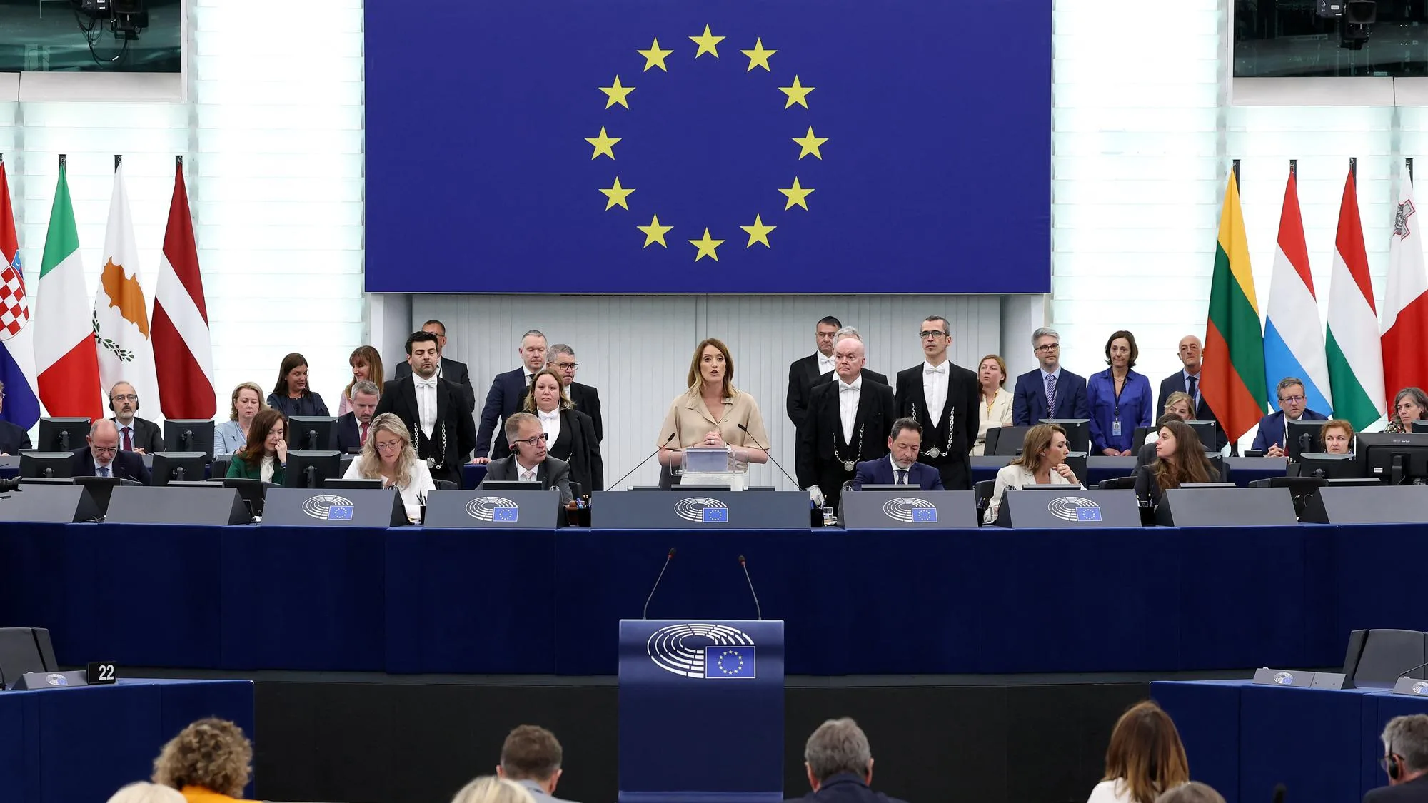 « SEND THEM BACK ! » : LA JOIE DE L’EXTRÊME DROITE EUROPÉENNE APRÈS CE VOTE CLÉ SUR L’IMMIGRATION CHOQUE À GAUCHE