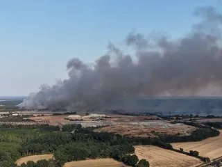 « LE DANGER PAS TOTALEMENT ÉCARTÉ » : APRÈS L’INCENDIE EN MAINE-ET-LOIRE, UNE CENTAINE DE POMPIERS TOUJOURS MOBILISÉS