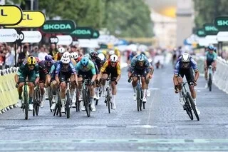VIDÉO TOUR DE FRANCE. LE FINAL ÉPIQUE DE LA 21E ET DERNIÈRE ÉTAPE REMPORTÉE PAR MATHIEU VAN DER POEL FACE AUX SPRINTEURS