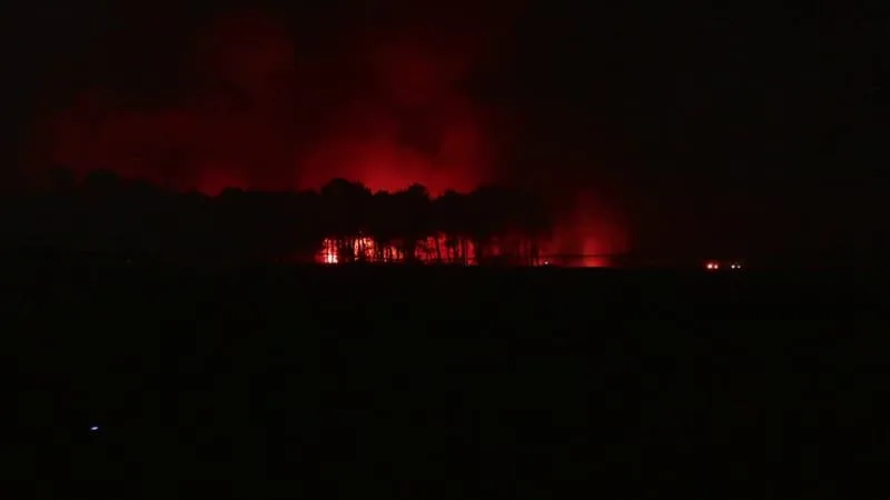 INCENDIES EN FRANCE: LE FEU « STABILISÉ » MAIS TOUJOURS PAS FIXÉ EN GIRONDE, LE DÉPARTEMENT SE PRÉPARE À UN NOUVEAU « PIC DE CHALEUR »