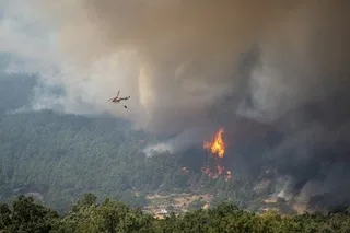 INCENDIES : L’ESPAGNE EN « ÉTAT D’URGENCE NATIONALE » FACE AUX MÉGA-FEUX « DE PLUS EN PLUS IMPRÉVISIBLES »