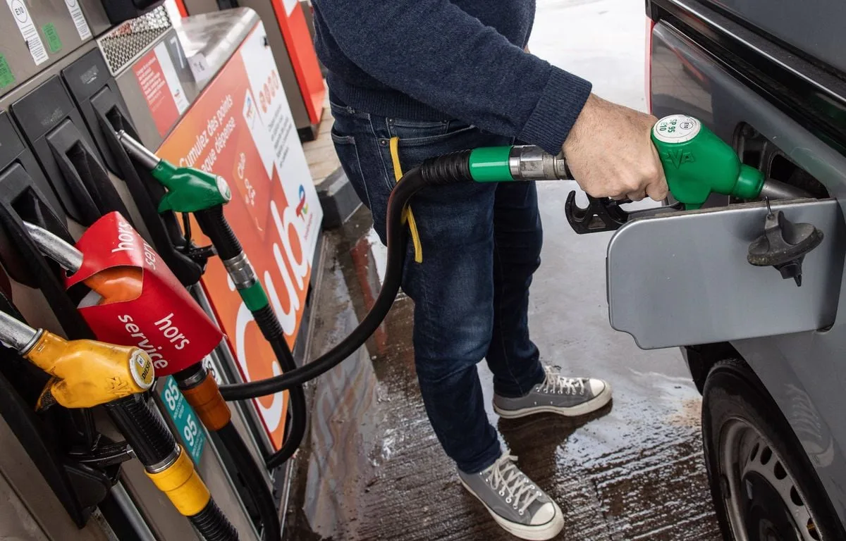 PRIX DES CARBURANTS : LECORNU POUSSE TOTALENERGIES À ÊTRE « GÉNÉREUX » SUR LES PRIX À LA POMPE