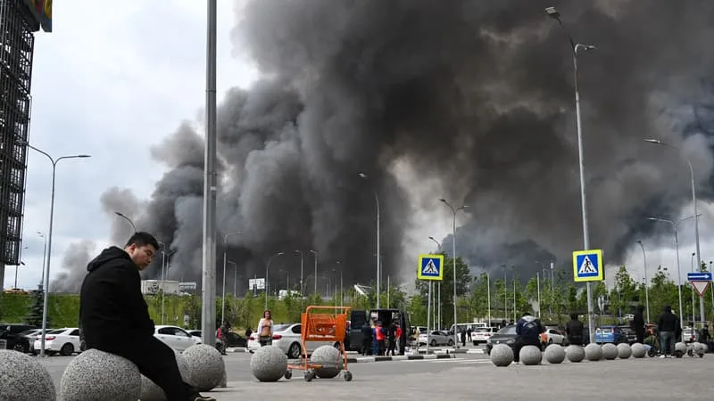 CE SONT DES CIBLES DE CHOIX POUR L’UKRAINE QUI EST CAPABLE DE LES FRAPPER À PLUS DE 2.000 KILOMÈTRES: SOURCES DE REVENUS ESSENTIELLES POUR MOSCOU, LES RAFFINERIES RUSSES ONT PERDU JUSQU’À 45% DE LEUR CAPACITÉ DE PRODUCTION