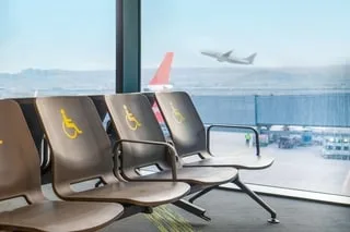 POURQUOI CET AÉROPORT A DÛ S’EXCUSER AUPRÈS D’UNE JEUNE FEMME PORTEUSE DE HANDICAP INVISIBLE QUI S’ESTIME « HUMILIÉE »