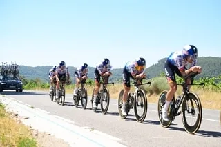 TOUR DE FRANCE. QUEL COUREUR SERA DÉSIGNÉ MAILLOT JAUNE EN CAS DE VICTOIRE DE SON ÉQUIPE SUR LE CONTRE-LA-MONTRE ?