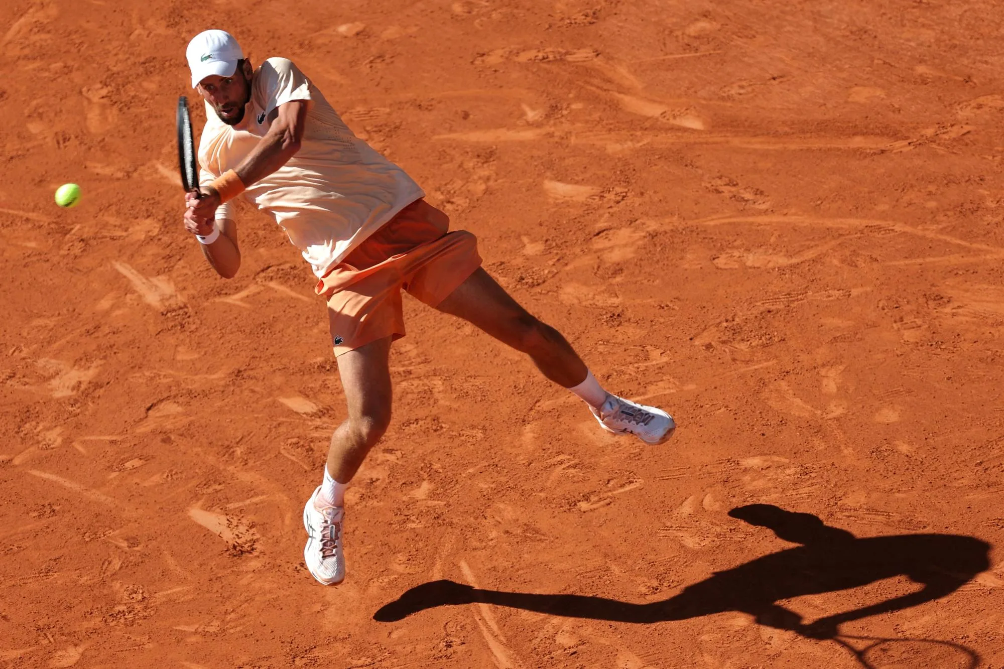 À ROLAND-GARROS, LA CHALEUR CANICULAIRE N’AFFECTE PAS QUE LE CORPS DES JOUEURS, MAIS AUSSI LEUR JEU