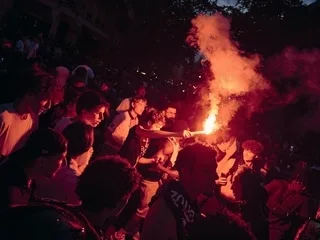 CICATRICE ET ŒIL « EN SANG » : D’AUTRES ACCUSATIONS DE VIOLENCES POLICIÈRES LORS DU SACRE DU PSG