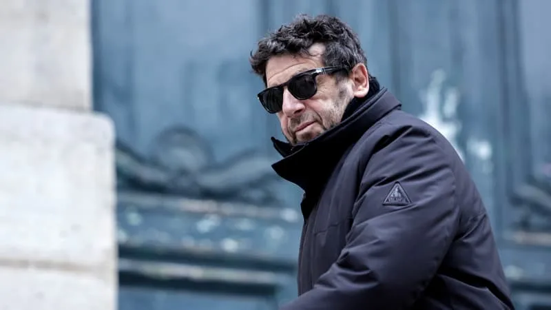 LA VILLE DE LIÈGE SUSPEND LA CITOYENNETÉ D’HONNEUR DE PATRICK BRUEL