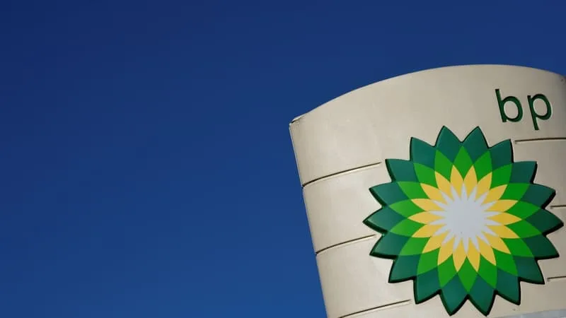 DEUX SEMAINES APRÈS LE LIMOGEAGE DE SON PRÉSIDENT, LA MAJOR PÉTROLIÈRE BP SE RÉORGANISE EN DEUX DIVISIONS ET MET DE CÔTÉ LES RENOUVELABLES POUR SE CONCENTRER SUR LES ÉNERGIES FOSSILES