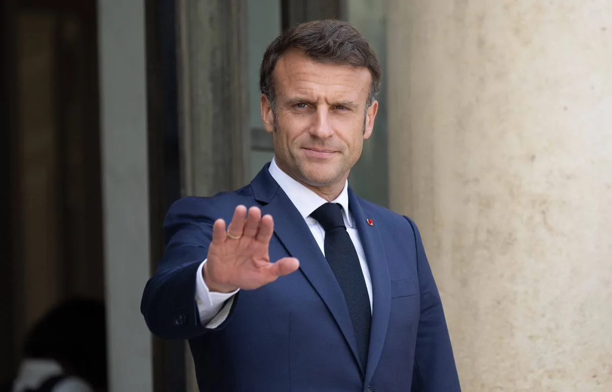 EMMANUEL MACRON AU KENYA POUR UN SOMMET FRANCO-AFRICAIN, EMBLÈME DE SA « RELATION REFONDÉE » AU CONTINENT
