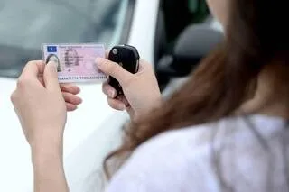 PERMIS DE CONDUIRE : LES PISTES DU GOUVERNEMENT POUR RÉDUIRE LES DÉLAIS D’ACCÈS À L’EXAMEN