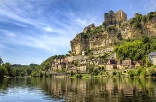 VÉRITABLE STAR DE CINÉMA, CETTE CITÉ MÉDIÉVALE EST UN DES PLUS BEAUX VILLAGES DE FRANCE