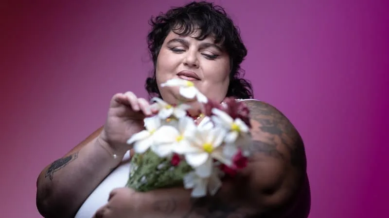 « L’AMOUR, C’EST UN CHOIX PROFONDÉMENT POLITIQUE »: LA DJ BARBARA BUTCH VOIT LA NUIT BLANCHE COMME « UN ACTE DE RÉSISTANCE »