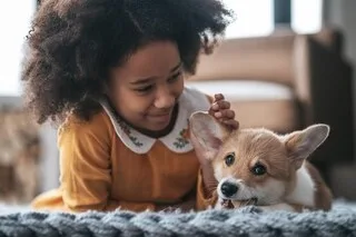 « UN CHIEN EST UN COMPAGNON, PAS UN DOUDOU » : QUELLES LIMITES POSER DANS LA RELATION DE L’ENFANT AVEC SON ANIMAL ?