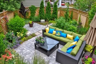 VOUS AVEZ UN VIS-À-VIS AVEC VOS VOISINS DANS VOTRE JARDIN ? VOICI NOS ASTUCES POUR CRÉER UN BRISE-VUE VÉGÉTAL