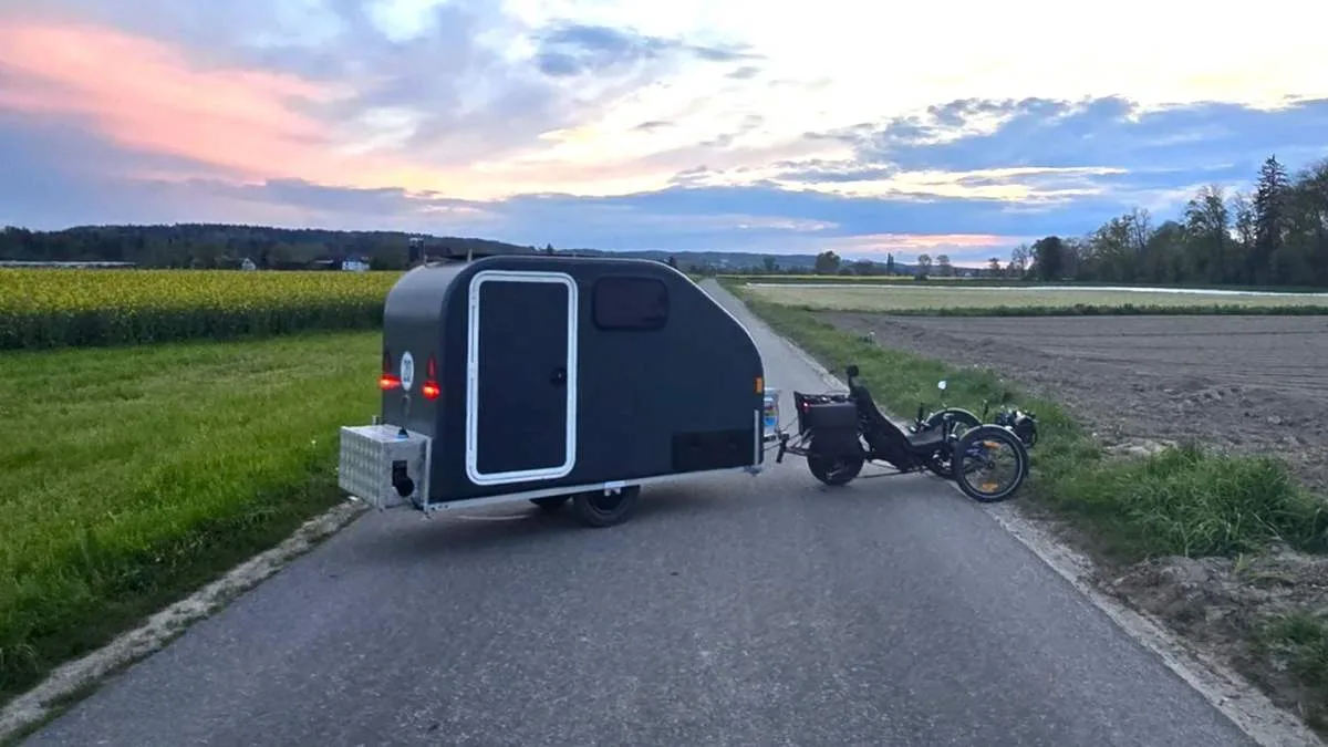 FINI LA GALÈRE DE LA TENTE : CETTE INCROYABLE MINI-CARAVANE POUR VÉLO ÉLECTRIQUE VA TRANSFORMER VOS VACANCES
