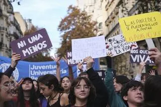 LES MEURTRES DE DEUX ADOLESCENTES INDIGNENT EN ARGENTINE, DES MILLIERS DE FEMMES MANIFESTENT DANS TOUT LE PAYS