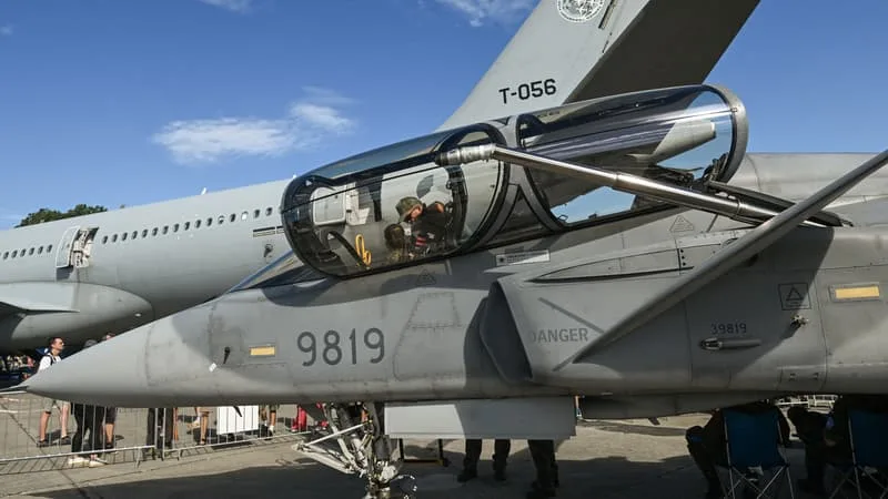 16 AVIONS DE COMBAT DONNÉS ET 20 ACHETÉS: GRÂCE AU PRÊT EUROPÉEN DE 90 MILLIARDS, L’UKRAINE MUSCLE SON AVIATION EN SUÈDE