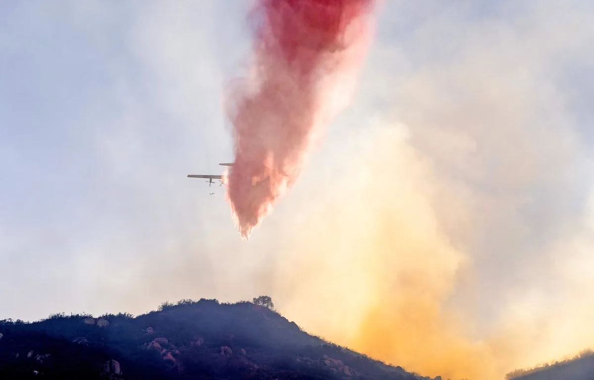 INCENDIES : QUE CONTIENT LE PRODUIT RETARDANT ROUGE UTILISÉ CONTRE LES FEUX DE FORÊT (ET EST-IL NOCIF) ?