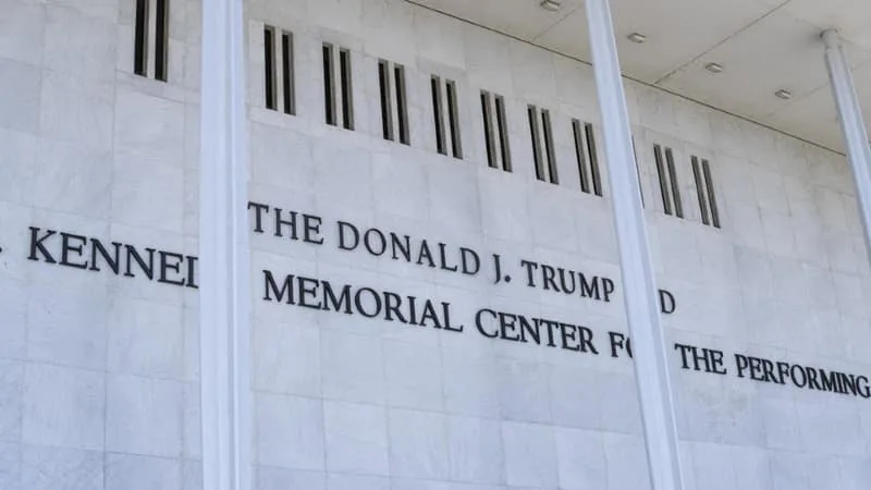 DONALD TRUMP: LE PRESTIGIEUX KENNEDY CENTER RETIRE LE NOM DU PRÉSIDENT AMÉRICAIN DE SON SITE INTERNET