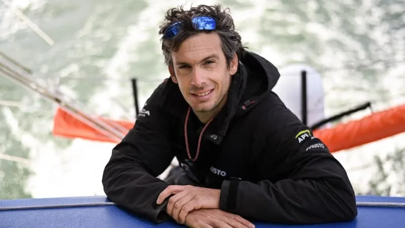 MORT DE CHARLIE DALIN: MACRON SALUE « UN MARIN IMMENSE » ET « UN COURAGE RARE », LES HOMMAGES POUR LE VAINQUEUR DU DERNIER VENDÉE GLOBE DÉCÉDÉ À 42 ANS