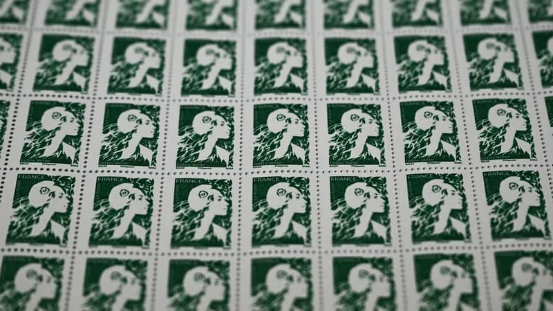 FACE À LA « BAISSE PERSISTANTE DES VOLUMES DU COURRIER », LA POSTE ANNONCE UNE HAUSSE MOYENNE DE 6,73% DU PRIX DES TIMBRES ET DES COLIS À PARTIR DU 1ER JANVIER