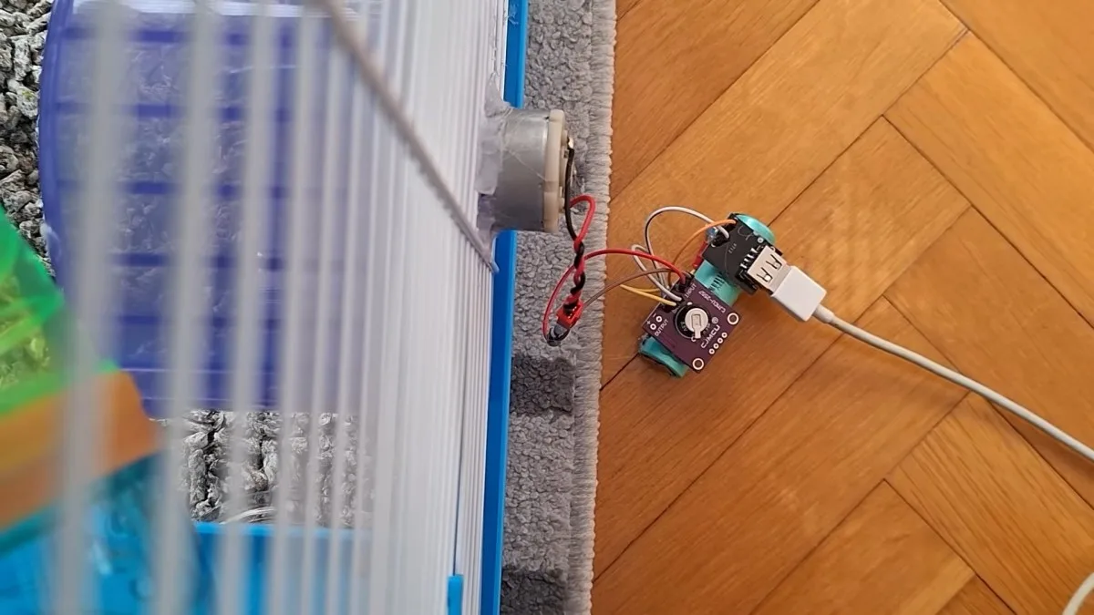 UN ADO TRANSFORME LA ROUE DE SON HAMSTER EN CHARGEUR DE SMARTPHONE