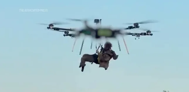 KIEV AFFIRME AVOIR ÉVACUÉ PAR DRONE UN SOLDAT BLESSÉ, UNE PREMIÈRE “HISTORIQUE”