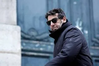 ACCUSÉ DE VIOLS ET D’AGRESSIONS SEXUELLES, PATRICK BRUEL PRÉSENTÉ À DES JUGES : LE PARQUET DEMANDE SON INCARCÉRATION