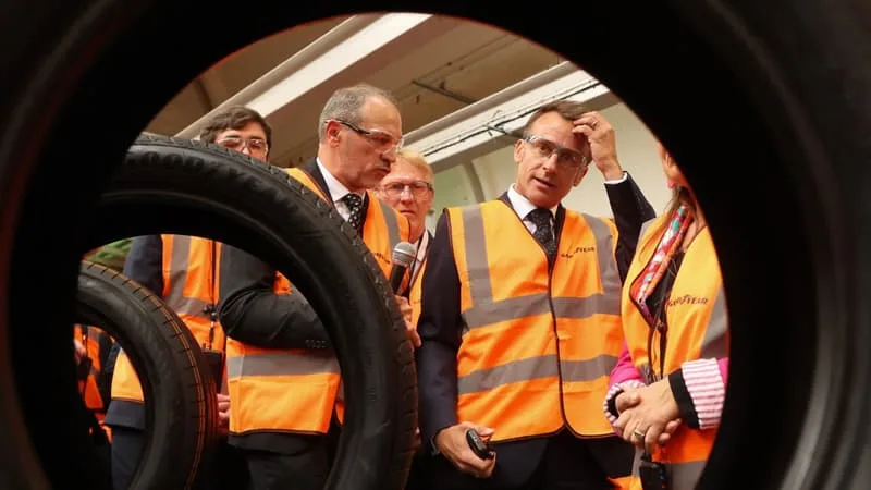 « CE N’EST PAS DU PROTECTIONNISME, C’EST DE LA JUSTE PROTECTION »: À L’USINE GOODYEAR D’AMIENS, EMMANUEL MACRON EXHORTE L’EUROPE À « SÉVIR » FACE À LA CONCURRENCE DÉLOYALE DANS L’INDUSTRIE