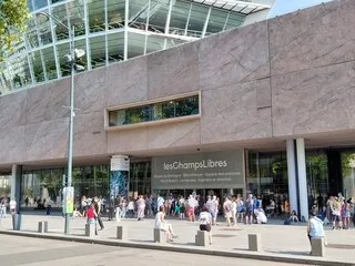 À RENNES, LES CHAMPS LIBRES ÉVACUÉS APRÈS LA DÉCOUVERTE D’UNE VALISE SUSPECTE : LES DÉMINEURS VONT INTERVENIR
