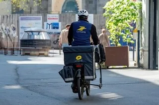 « RECRUTÉ COMME FACTEUR DEPUIS DEUX JOURS, J’AI ÉTÉ ACCUSÉ PAR UN COUPLE D’AVOIR VOLÉ UN BILLET DE 100 FRANCS »